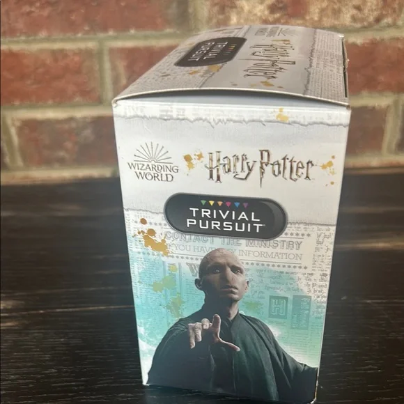 Hasbro Trivial Pursuit Game: Harry Potter Edition - Black and Gold - Picture 3 of 8